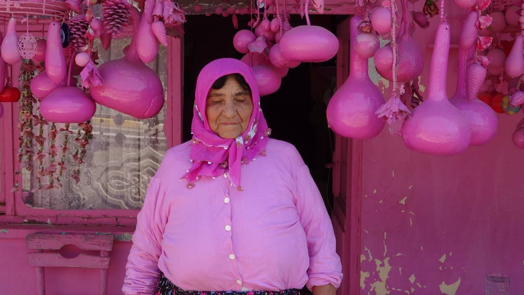 Konya’nın kırmızılı kadınına rakip! Sakine teyzenin pembe hayatı 8